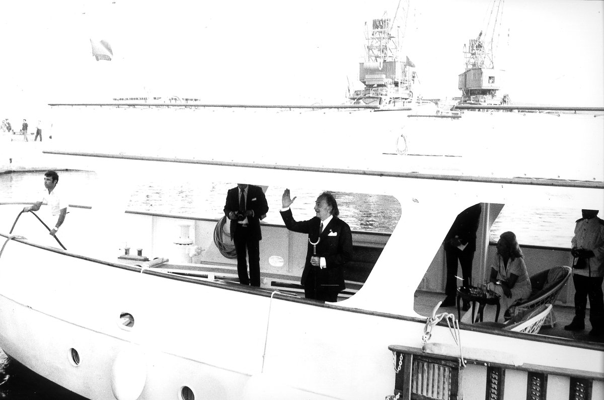 🎩🛳️El 17 d’agost de 1973, Salvador Dalí va desembarcar al <a href="/PortTarragona/">Port Tarragona</a> a bord del iot Royal Eagle, una de les seves accions més teatrals i provocadores.
Amb motiu del bimil·lenari de l’arribada de l’emperador August, Dalí va convertir la ciutat en un escenari surrealista.
🧵