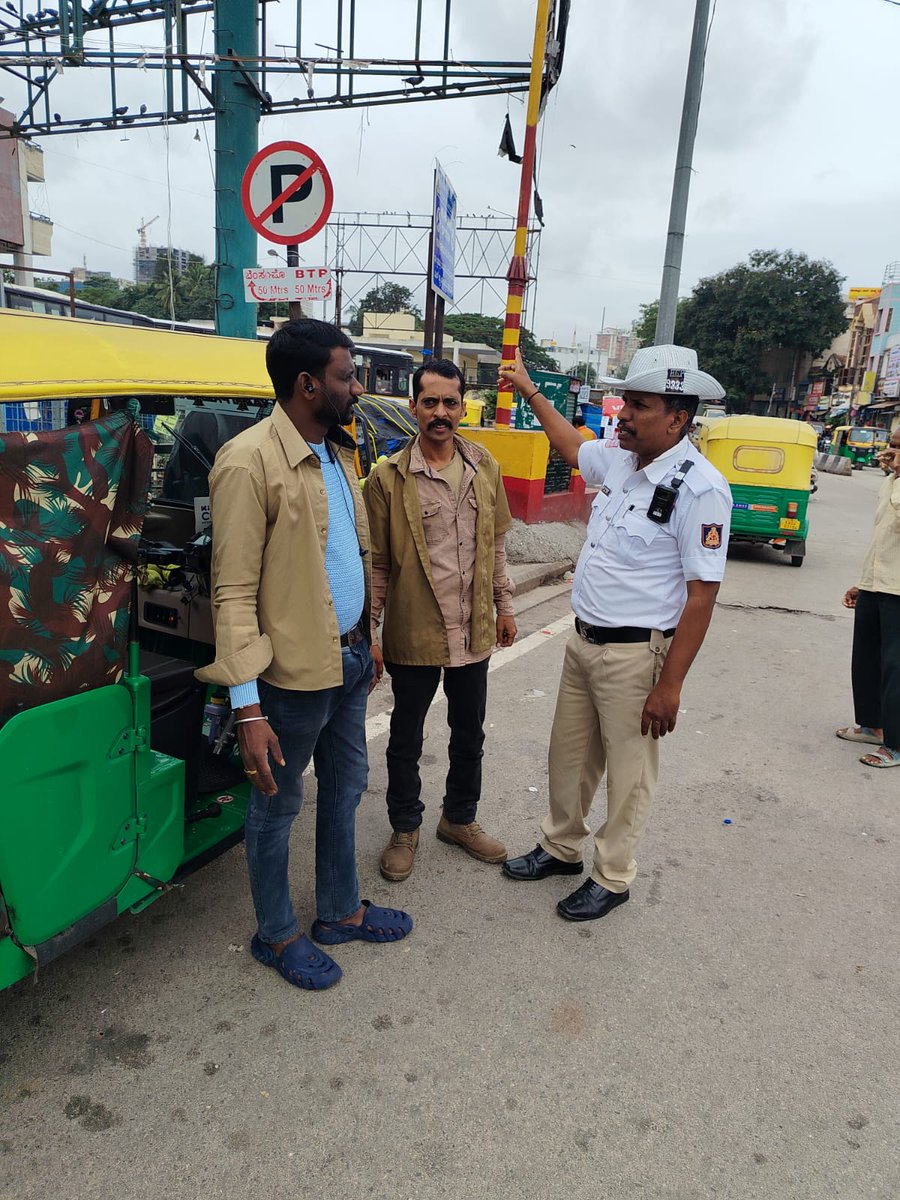 #TrafficAwerness 
ಈ ದಿನ ಶಿವಾಜಿನಗರ ಸಂಚಾರ ಪೊಲೀಸ್ ಠಾಣೆಯ ಸಿಬ್ಬಂದಿಯವರು ಠಾಣಾ ಸರಹದ್ದಿನಲ್ಲಿ ಆಟೋ ಚಾಲಕರಿಗೆ ನೋ ಪಾರ್ಕಿಂಗ್ ಬೊರ್ಡ್ ಇರುವ ಕಡಗೆ ಯಾವುದೇ ವಾಹನಗಳನ್ನು ನಿಲ್ಲಿಸದಂತೆ ಸೂಕ್ತ ತಿಳುವಳಿಕೆ ನೀಡಲಾಯಿತು..