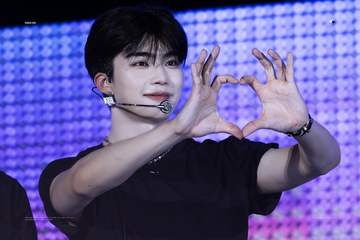 bubblegun_05's tweet photo. 250811 #박건욱 

💙〰️💙

#PARKGUNWOOK #朴乾旭 #パクゴヌク #ZEROBASEONE #ZB1 #제로베이스원 https://t.co/ExO5L6tHUA