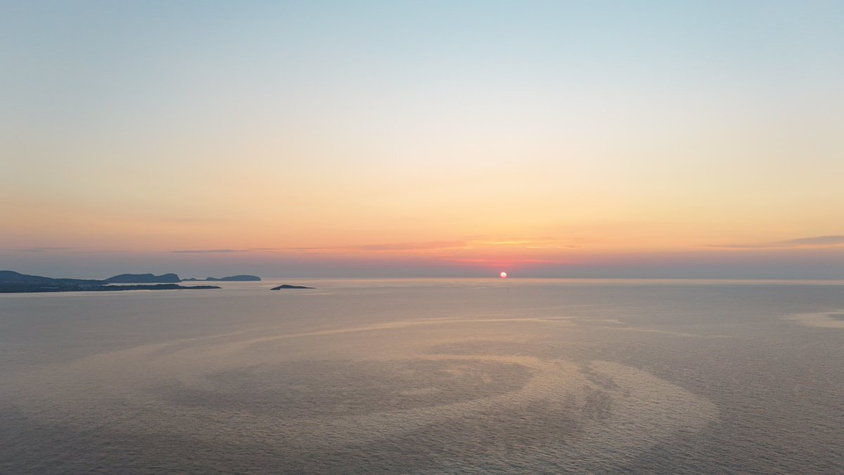 aldiapue's tweet photo. @informativost5 @telecincoes @el_tiempohoy Precioso #amanecer que nos regala la vida #CalaLlonga #Ibiza https://t.co/txZnxlgavH