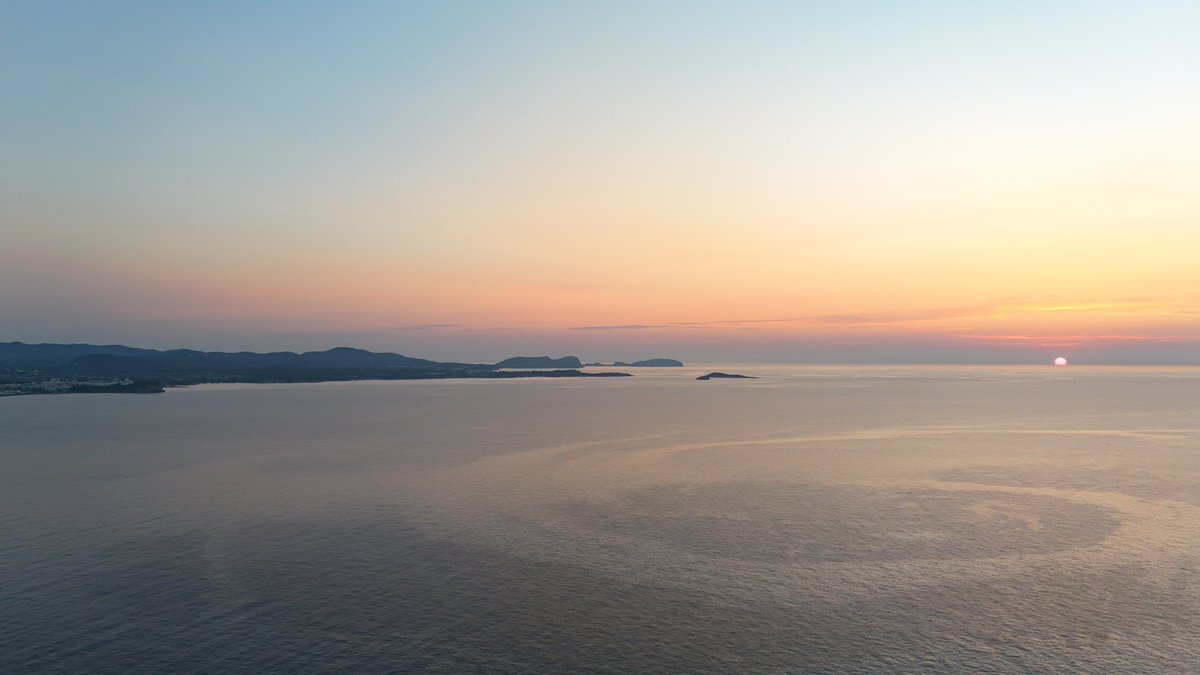 aldiapue's tweet photo. @informativost5 @telecincoes @el_tiempohoy Precioso #amanecer que nos regala la vida #CalaLlonga #Ibiza https://t.co/txZnxlgavH