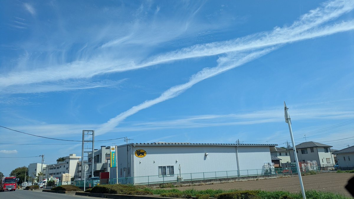 smalldunker's tweet photo. 久々のカキカキ✏️
今日見た曇。
最初は、飛行機曇と思ったけど、
よく見るとバッテンが2つ⁉️

気になって調べた(スピリチュアル)。
「良いことが起こる前触れ、サイン」

はっ！✨
今、まさに人生の大きい決断を
しようといる最中。。。
良いことが起きる事を祈ります⭐ https://t.co/Tqngwyqh4J