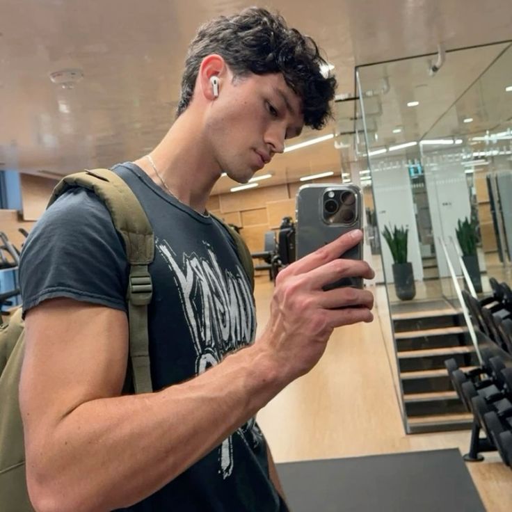 Luke_Castell4n's tweet photo. —Noche en el Gym y la verga se le ha puesto tan dura como una barra, ¿El problema? No hay ningún puto para que le chupe su olorosa y sudada verga— https://t.co/zLsS3AL2Wl