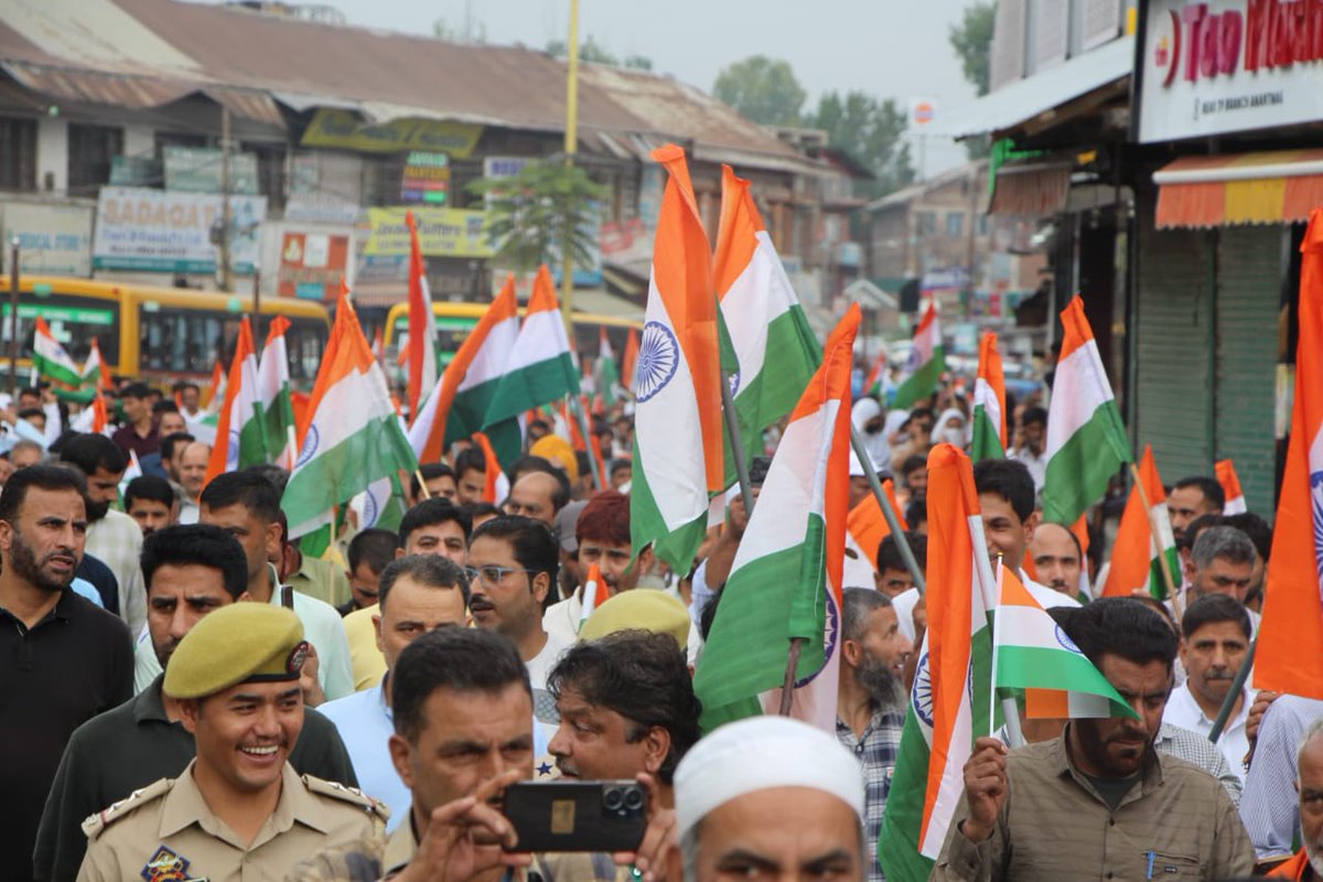 Tricolour waved high in Anantnag 🇮🇳✨ Mega #TirangaRally from Mehandi Kadal to Janglat Mandi, organised by Anantnag Police &amp; District Administration, united students, youth &amp; citizens in a spirited celebration of unity, peace &amp; national pride. #AzadiKaAmritMahotsav