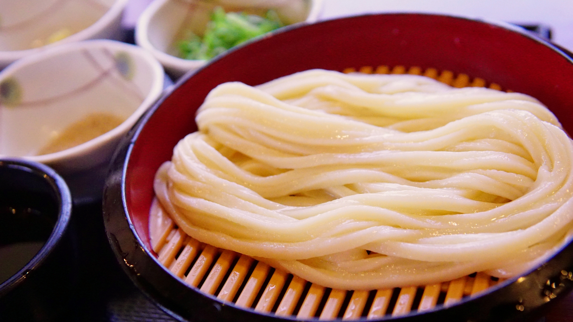 ざるうどん ざるうどん・大盛り（530円）」 丸亀製麺の定番メニュー。 茹で