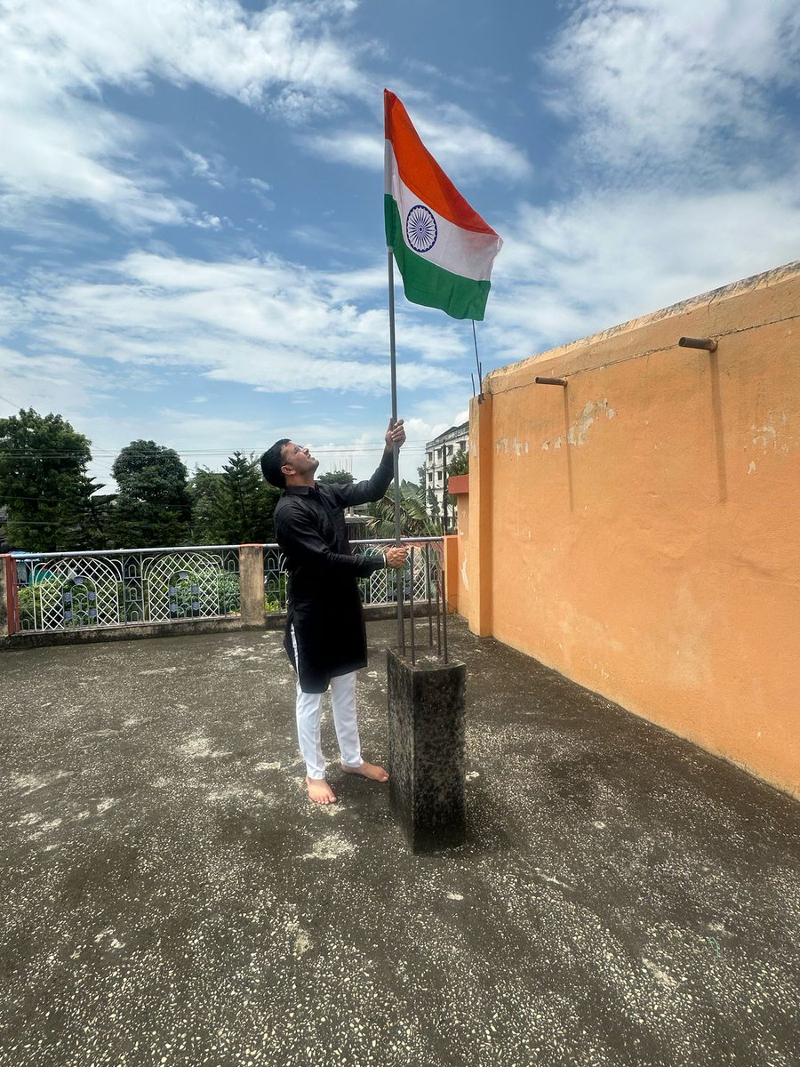 BabuVaishy's tweet photo. आज अपने घर पर तिरंगा फहराकर, देश के प्रति सम्मान और गर्व का अनुभव किया। जय हिंद!

हर घर तिरंगा🇮🇳
#HarGharTiranga2025 https://t.co/WoodvIK7Ta