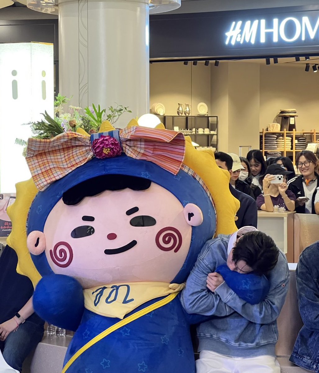 แด๊ดดี๊แบตอ่อน ขอชาร์จแบตหน่อยคับลูก

JUNIORMARK TIME WITH JUMMO
#CharacterFestXJM
#CharacterFestThailandxGMMTV