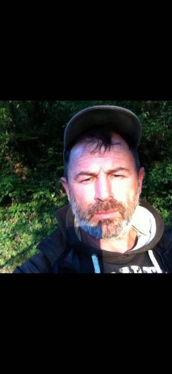 Bakın bu Jelly’nin kanı. 

İkincisi de sürüklenme izi.

Aziz Kurt denen katil, Jelly’yi karnından vurmuş.. Bu ne demek biliyor musunuz? Jelly o aşağılık herif onu vurmaya geldiğinde beni sevecek diye sırtının üstüne yatıp, karnını açmış.

Neden sürüklemiş? Aşağılık herif bahçeme