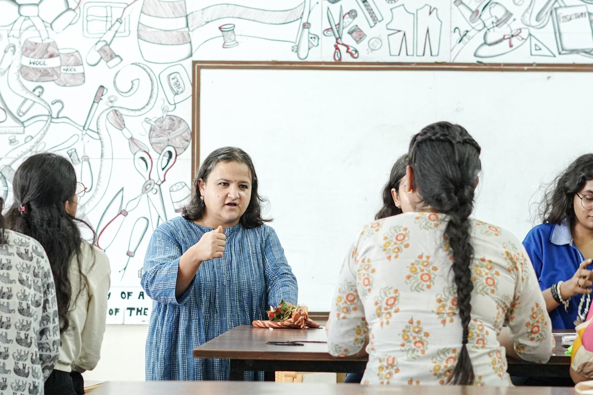 gehudehradun's tweet image. Crafting Stories Through Accessories – Workshop with Yojna Khanduri!
The GC Lab buzzed with creativity as Yojna Khanduri — Entrepreneur, Designer &amp;amp; Co-founder of Tantuk Himalaya Pragati Samiti — led an immersive session on Fashion Accessory Design.

#GEHU #AccessoryDesign