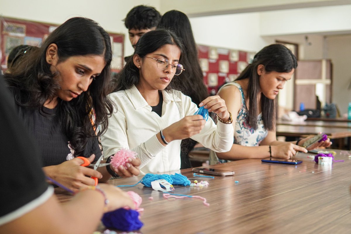 gehudehradun's tweet image. Crafting Stories Through Accessories – Workshop with Yojna Khanduri!
The GC Lab buzzed with creativity as Yojna Khanduri — Entrepreneur, Designer &amp;amp; Co-founder of Tantuk Himalaya Pragati Samiti — led an immersive session on Fashion Accessory Design.

#GEHU #AccessoryDesign