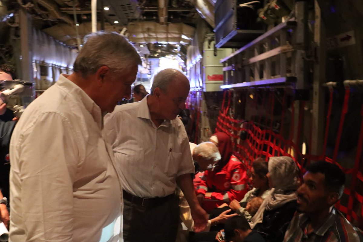 Continua l’impegno italiano per Gaza. 
Con profonda emozione stanotte ho accolto un altro gruppo di bambini palestinesi evacuati dalla Striscia che saranno curati nel nostro Paese. Sono arrivati complessivamente tre voli speciali, tra Roma, Milano e Pisa che hanno portato in