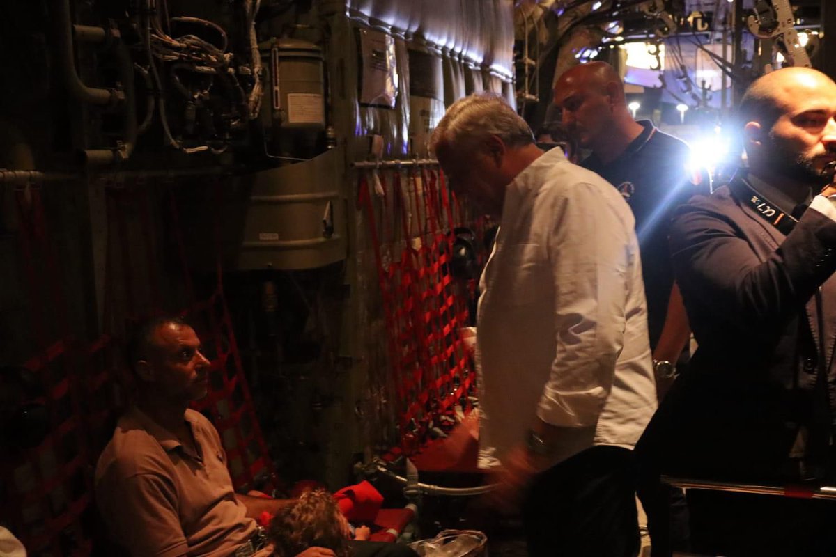 Antonio_Tajani's tweet photo. Continua l’impegno italiano per Gaza. 
Con profonda emozione stanotte ho accolto un altro gruppo di bambini palestinesi evacuati dalla Striscia che saranno curati nel nostro Paese. Sono arrivati complessivamente tre voli speciali, tra Roma, Milano e Pisa che hanno portato in Italia 31 piccoli pazienti e i loro familiari, per un totale di quasi 120 persone. Si tratta della più grande operazione sanitaria condotta finora dall’Italia, esattamente la 14^evacuazione sanitaria da gennaio 2024 per assistere la popolazione civile palestinese. Grazie all’impegno del Governo e in particolare del Ministero degli Esteri, dall’inizio della guerra abbiamo accolto più di 180 bambini palestinesi e circa 400 loro familiari. Sommando anche i ricongiungimenti familiari, con oggi sono 914 i palestinesi arrivati in Italia dalla Striscia di Gaza. Numeri che fanno dell’Italia il primo Paese occidentale per palestinesi accolti nell’ambito delle operazioni umanitarie. Abbiamo fatto più di tutti gli altri Paesi europei messi assieme. 

Continueremo a sostenere la popolazione civile di Gaza e a lavorare per raggiungere la pace. I bambini sono un simbolo di speranza e di futuro: garantire loro cure e assistenza sanitaria è un dovere. 
Ringrazio tutte le Amministrazioni dello Stato, l’UE, l’OMS e gli operatori sanitari che hanno reso possibile questa evacuazione e che lavorano con noi nelle missioni umanitarie. Una menzione speciale a tutto il personale della Farnesina, dai diplomatici ai funzionari, dal personale nelle nostre sedi in tutto il Medio Oriente a quello impiegato nell’Unità di Crisi. Uomini e donne con grande senso dello Stato: molti di loro, anche sottraendo del tempo alle loro famiglie in questo periodo estivo, hanno dedicato anima e cuore a questa operazione. Orgoglioso di essere alla guida di questa straordinaria squadra.