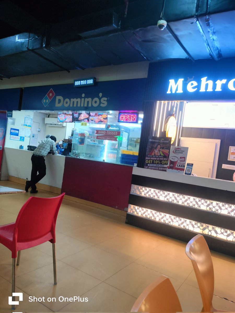 NEWINDIANEWSA's tweet photo. @dominos_india @dominos Main Domino Store Ravemoti Kanpur mall me order karne gaya tha aur yaha pr female staff muskan apas me baat krne me lagi thi jab maine kaha ki mam customar ko dhyan de do to wo mujhse boli ki Dekh rhe hai main bat kr rhi hu jaldi hai to app se kr lo https://t.co/OWiwspwPe0