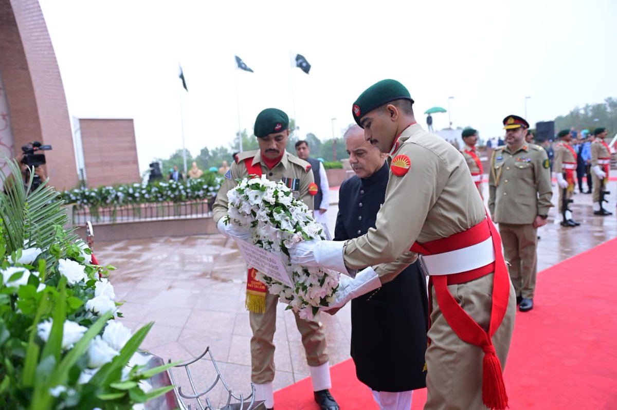Prime Minister Muhammad Shehbaz Sharif attends flag hoisting ceremony at Pakistan Monument, Islamabad. 14 August 2025.

پاکستان کے 78ویں یومِ آزادی پر وزیرِاعظم شہباز شریف کی پاکستان مونومنٹ میں پرچم کشائی تقریب میں شرکت
#14August #IndependenceDay