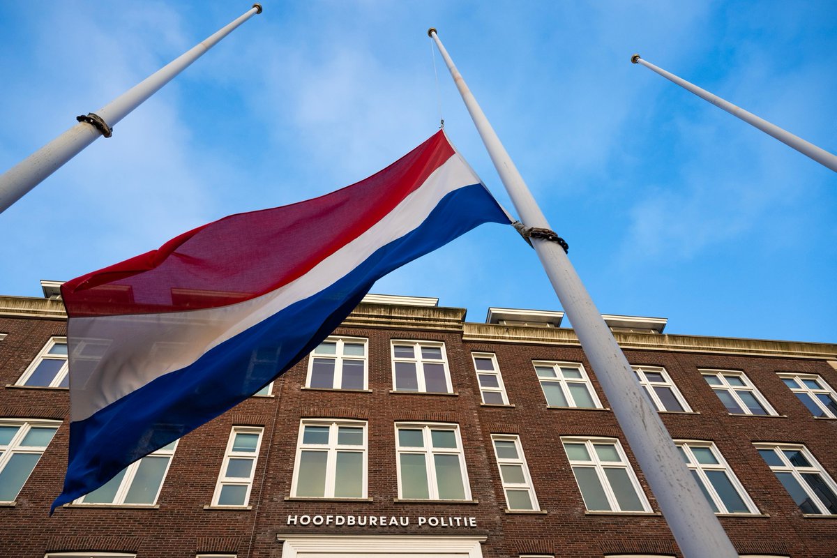 Vandaag hangt op politiebureaus in heel Nederland de vlag halfstok. We herdenken onze collega die deze week tijdens de dienst om het leven kwam bij een verkeersongeval. Politiemensen in heel het land leven mee met zijn familie, vrienden en directe collega’s.