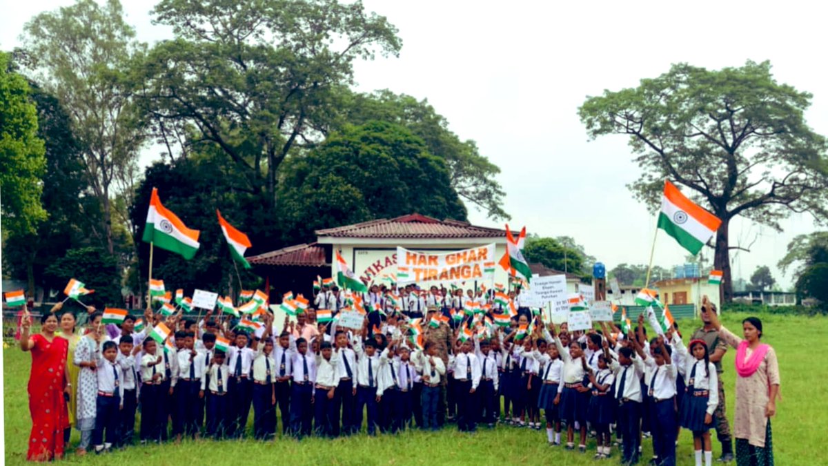 GajrajCorps_IA's tweet photo. Har Ghar Tiranga, Har Dil Tiranga ЁЯЗоЁЯЗ│
Uniting Hearts Under the Tricolour
With the spirit of freedom soaring high, the #RedHornsDiv Gunners of @GajrajCorps_IA brought the Tricolour to life among tea garden workers, Vikas Vidyalaya students, and proud Army veterans through the ЁЯЗоЁЯЗ│ #HarGharTiranga ЁЯЗоЁЯЗ│ campaign.
From spirited flag hoisting to Tiranga marches and unity runs тАФ every step paid tribute to the valour and sacrifice of our fallen heroes.
One Flag. One Nation. One Heartbeat. тЭдя╕ПЁЯдНЁЯТЪ
рдЖрдЬрд╝рд╛рджреА рдХреА рдКрдБрдЪреА рдЙрдбрд╝рд╛рди рдХреЗ рд╕рд╛рде, @GajrajCorps_IA рдХреЗ #RedHornsDiv Gunners рдиреЗ #HarGharTiranga ЁЯЗоЁЯЗ│ рдЕрднрд┐рдпрд╛рди рдХреЗ рддрд╣рдд рдЪрд╛рдп рдмрд╛рдЧрд╛рди рдХреЗ рдордЬрд╝рджреВрд░реЛрдВ, рд╡рд┐рдХрд╛рд╕ рд╡рд┐рджреНрдпрд╛рд▓рдп рдХреЗ рдЫрд╛рддреНрд░реЛрдВ рдФрд░ рдЧрд░реНрд╡рд┐рдд рдкреВрд░реНрд╡ рд╕реИрдирд┐рдХреЛрдВ рдХреЗ рдмреАрдЪ рддрд┐рд░рдВрдЧреЗ рдХреЛ рдЬреАрд╡рдиреНрдд рдХрд┐рдпрд╛ред
рдЬреЛрд╢ рднрд░реЗ рдзреНрд╡рдЬрд╛рд░реЛрд╣рдг рд╕реЗ рд▓реЗрдХрд░ рддрд┐рд░рдВрдЧрд╛ рдорд╛рд░реНрдЪ рдФрд░ рдПрдХрддрд╛ рджреМрдбрд╝ рддрдХ тАФ рд╣рд░ рдХрджрдо рдиреЗ, рд╣рдорд╛рд░реЗ рд╢рд╣реАрдж рд╡реАрд░реЛрдВ рдХреЗ рд╕рд╛рд╣рд╕ рдФрд░ рдмрд▓рд┐рджрд╛рди рдХреЛ рд╕рд▓рд╛рдо рдХрд┐рдпрд╛ред
рдПрдХ рддрд┐рд░рдВрдЧрд╛ред рдПрдХ рджреЗрд╢ред рдПрдХ рдзрдбрд╝рдХрдиред тЭдя╕ПЁЯдНЁЯТЪ
#AzadiKaAmritMahotsav #UnityInDiversity
@GajrajCorps_IA
@adgpi
@easterncomd
@mygovassam