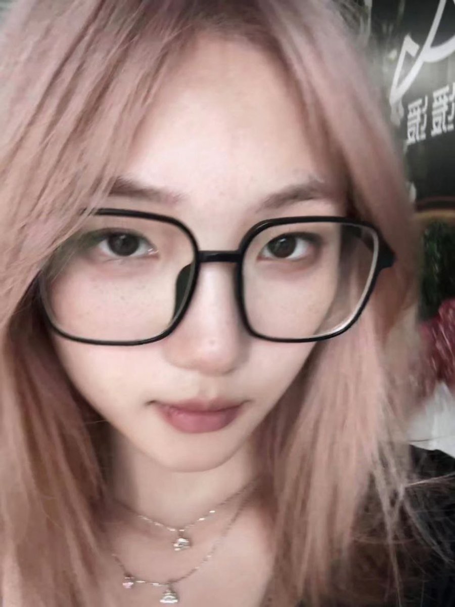 【骚货自曝】张绚雅，23岁，喜欢被网友评价羞辱的小骚货，过来把自己不为人知的样子曝光出来了！评论加转推这条，私信我看张绚雅的白虎骚逼裸照！更多想要自曝的反差骚货直接过来私信！#反差 #自曝 #羞辱 #评价 #母狗 #骚货