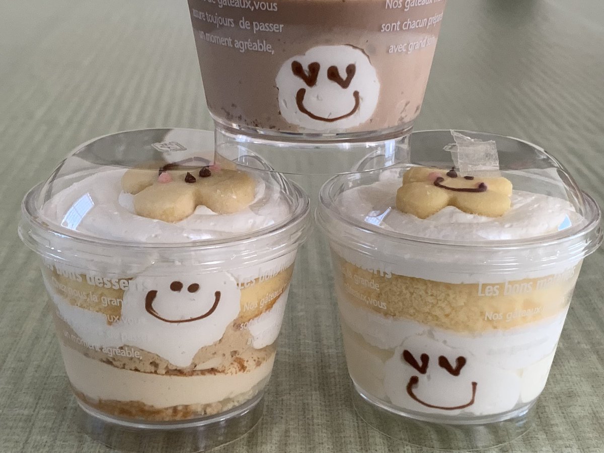 bagelmugyuko's tweet photo. サイドも可愛かったおやつのじかんのケーキ🍰 https://t.co/nYVcSscKpc