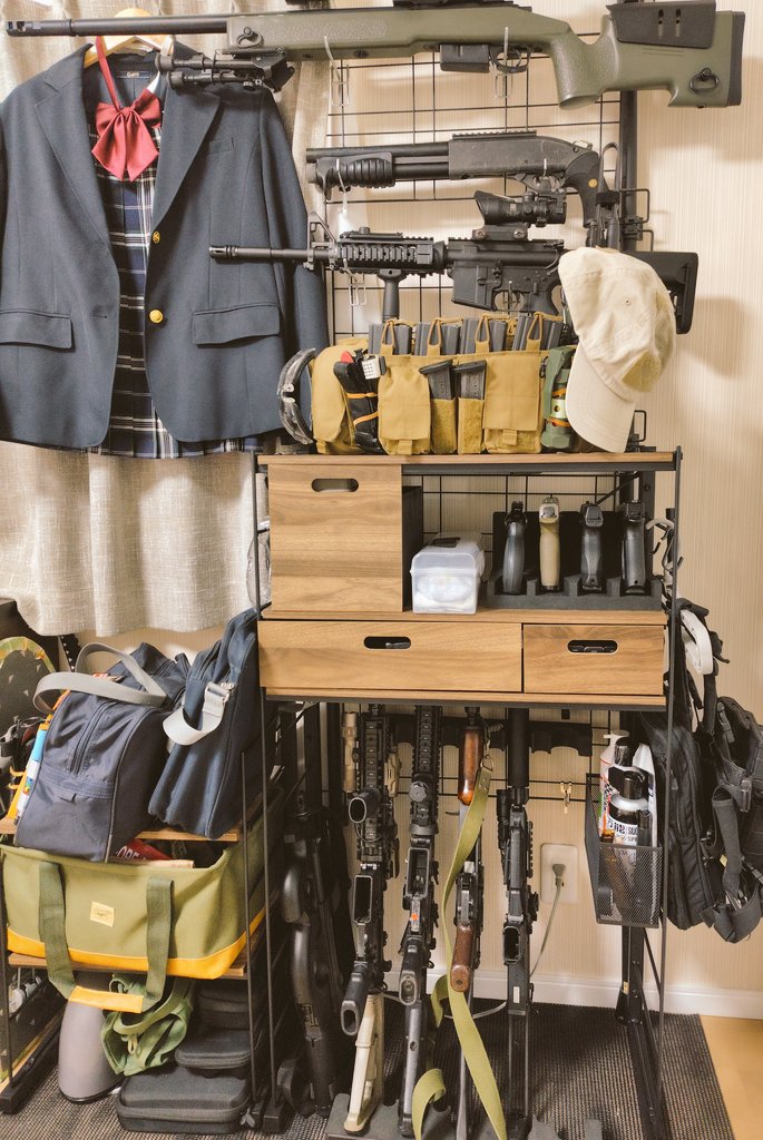 DD_Hibiki_'s tweet photo. 夏休みなのでお部屋の一角を大刷新してサバゲ用具の8割を収納できるようにした
武装JK要素として下げた制服がなけなし過ぎる_(:З｣∠)_ https://t.co/V6g2TLi4nH