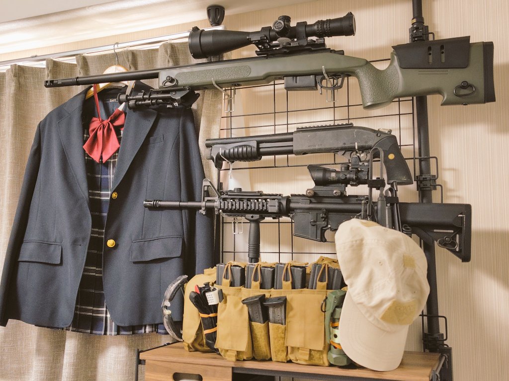 DD_Hibiki_'s tweet photo. 夏休みなのでお部屋の一角を大刷新してサバゲ用具の8割を収納できるようにした
武装JK要素として下げた制服がなけなし過ぎる_(:З｣∠)_ https://t.co/V6g2TLi4nH
