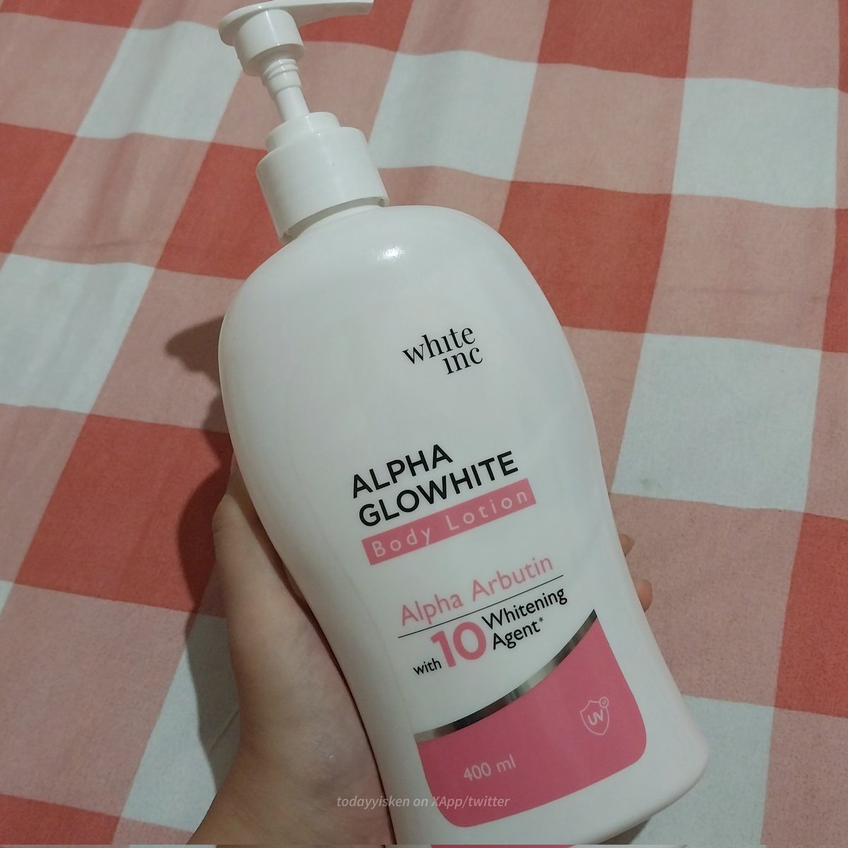 cuaca pancaroba kayak gini tuh emg bikin kulit jadi kering dan kusem, sekalinya panas malah bikin kulit jadi belang 🙁

sampe akhirnya aku nemu lotion yg beneran mencerahkan + ratain kulit belang, jadi no worryy tiap hari naik transum ✨️🤩