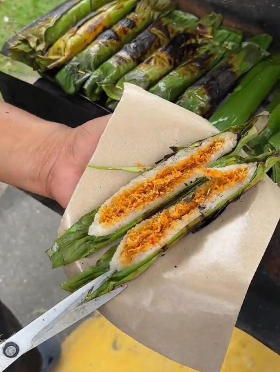 MalaysianFoods's tweet photo. Pulut Panggang  selambak Inti yang Viral dekat Kuala Lumpur!

Kalau teringin nak makan Pulut boleh lah ke sini. Tengok isi dalam pulut dia betul- betul tak kedekut memang banyak puas makan. Sekali makan confirm repeat lagi..

Semoga dilimpahkan rezeki yang banyak untuk Pakcik ni..