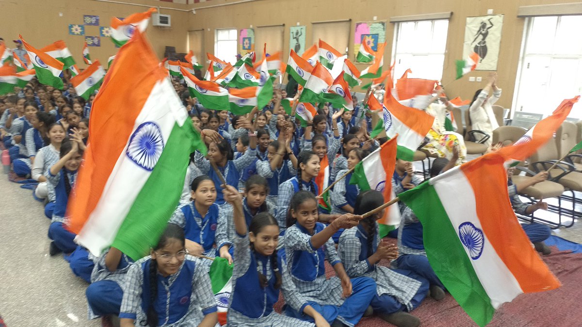 GcoedSSSRB's tweet image. ✨It’s showtime! Under the Har Ghar Tiranga campaign, our students showcased a vibrant cultural program filled with patriotic songs, dances, and performances that celebrated the spirit of unity and freedom. 🇮🇳 #HarGharTiranga #CulturalProgram #IndependenceDay2025