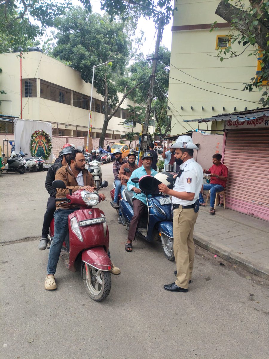 #TrafficAwerness 
ಈ ದಿನ ಶಿವಾಜಿನಗರ ಸಂಚಾರ ಪೊಲೀಸ್ ಠಾಣೆಯ ಸಿಬ್ಬಂದಿಯವರು ಠಾಣಾ ಸರಹದ್ದಿನಲ್ಲಿ ದ್ವಿ ಚಕ್ರ ವಾಹನ ಸವಾರರಿಗೆ ಐ ಎಸ್ ಐ ಮಾರ್ಕ್ ಹೊಂದಿರುವ ಫುಲ್ ಹೆಲ್ಮೆಟ್ ಧರಿಸುವಂತೆ ಸೂಕ್ತ ತಿಳುವಳಿಕೆ ನೀಡಲಾಯಿತು..
