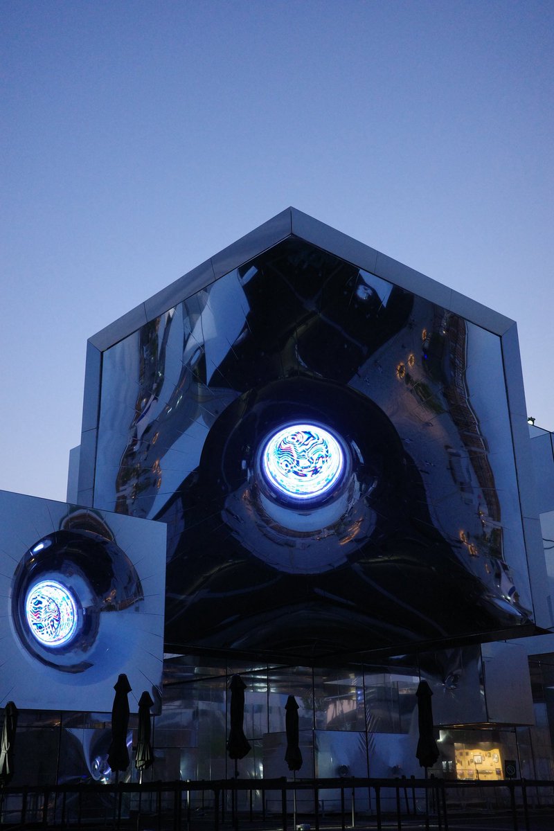 qroihn's tweet photo. ③早朝の #null2 縦画角バージョン
この迫力もいい、、
1枚目はたぶんクラブモードが終わる直前？の動画！
朝5時の万博会場でこれ見れたの、なんか夜中以上にめちゃくちゃ面白かった https://t.co/Yp6AMoJF9R