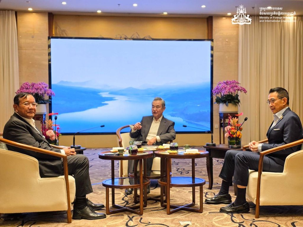 pheaktraneth's tweet photo. On 14 August 2025, His Excellency PRAK Sokhonn, Deputy Prime Minister, Minister of Foreign Affairs and International Cooperation, had an Informal Consultation with His Excellency WANG Yi, Minister of Foreign Affairs of the People’s Republic of China​ and His Excellency Maris Sangiampongsa, Minister of Foreign Affairs of Thailand, on the sidelines of the 10th Mekong-Lancang Cooperation Foreign Ministers’ Meeting​ in Anning City, Yunnan Province, China.
 
#Cambodia #China #Thailand