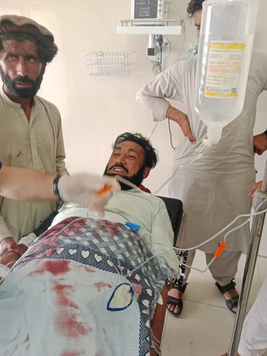 comrade890's tweet photo. پنجابی ریاست جشن مناؤ کوی
او مونګ جنازي اخلی 
نن په کوز وزیرستان تحصيل برمل عظم ورسک بازار کې پاکستانی فوج په عامو خلقو ډزې کړی چي پکي صمد. سرکی خېل شهید شوې او راز محمد وزیر سخت ټپی شوی دی
ځوانان مو قتل کیژی 
دا څنګه ازادي دا
#savewaziristan
#stopstateterrorism https://t.co/yuUPcazTdp