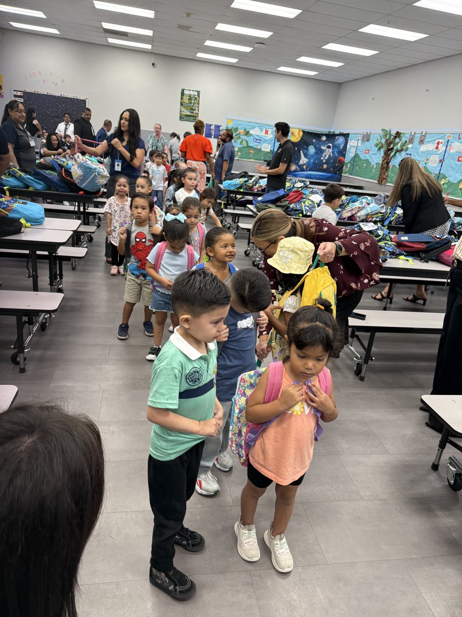 Exciting moments this morning with students from Casey Elementary as they received backpacks filled with essential school supplies, inspiring a successful start to the school year! 🎒