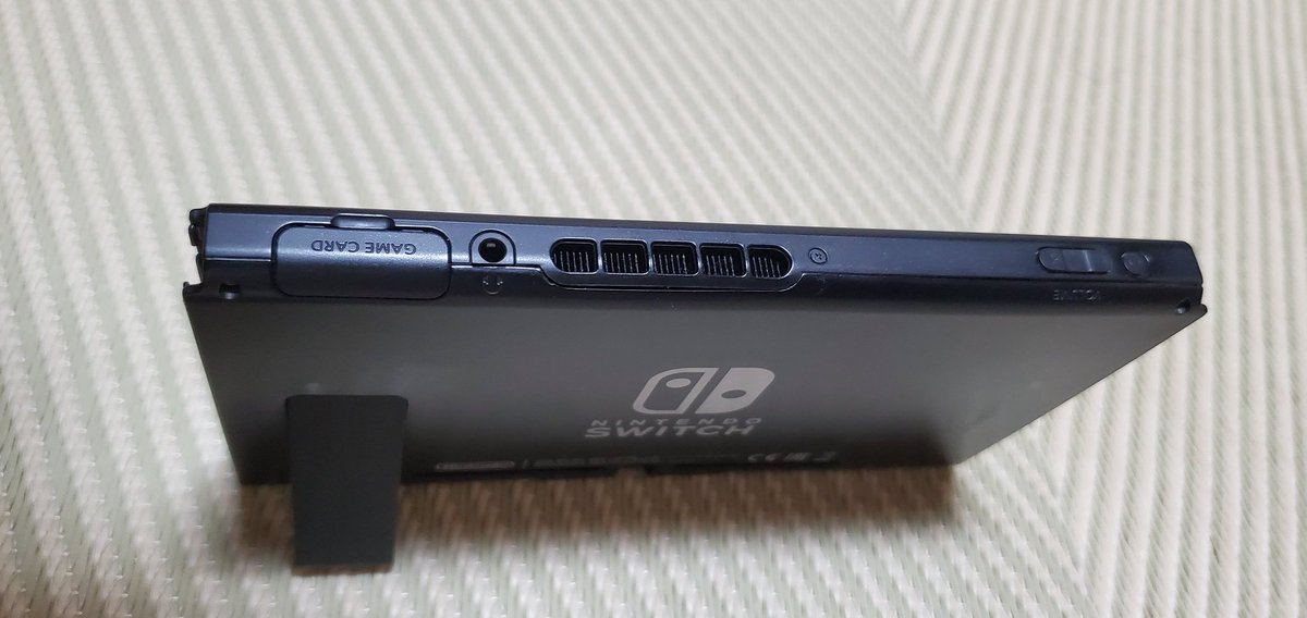 TT73146298's tweet photo. 自分専用にSwitchをラクマで購入。
箱付きで結構状態もよく、電池だけ膨張してたから自分で交換。
いい買い物したなー。 https://t.co/G4zOgBC33w