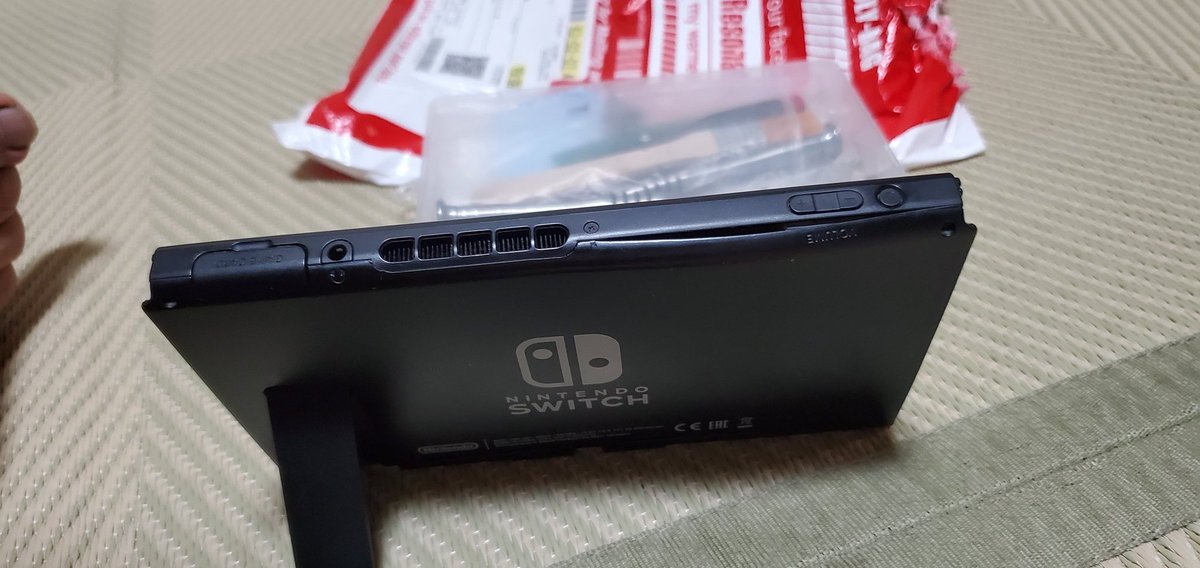 TT73146298's tweet photo. 自分専用にSwitchをラクマで購入。
箱付きで結構状態もよく、電池だけ膨張してたから自分で交換。
いい買い物したなー。 https://t.co/G4zOgBC33w