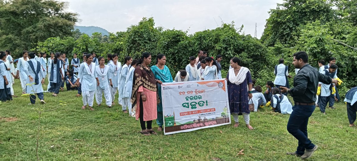 PmuDudaRayagada's tweet photo. Mass Cleaning drive by College students in Gunupur municipality and rally by school students and flag distribution in Gudari NAC. https://t.co/EKjdJjMlpc