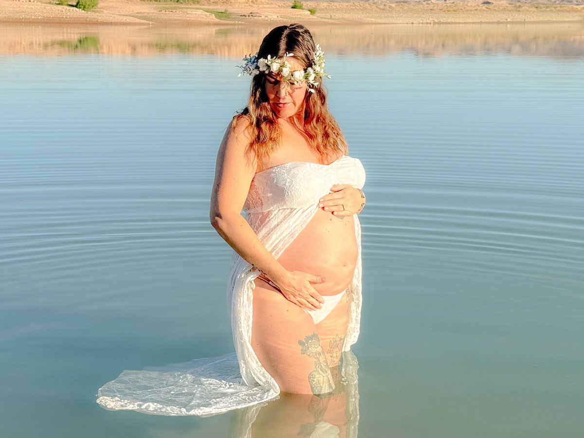 SarahNikitten's tweet photo. My sweet husband took maternity photos for me for my birthday 😍 I don’t feel 39 but apparently the calendar says it’s so. https://t.co/MKoUXVuxaq