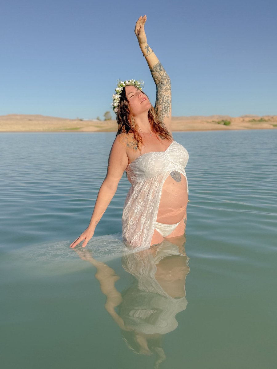 SarahNikitten's tweet photo. My sweet husband took maternity photos for me for my birthday 😍 I don’t feel 39 but apparently the calendar says it’s so. https://t.co/MKoUXVuxaq