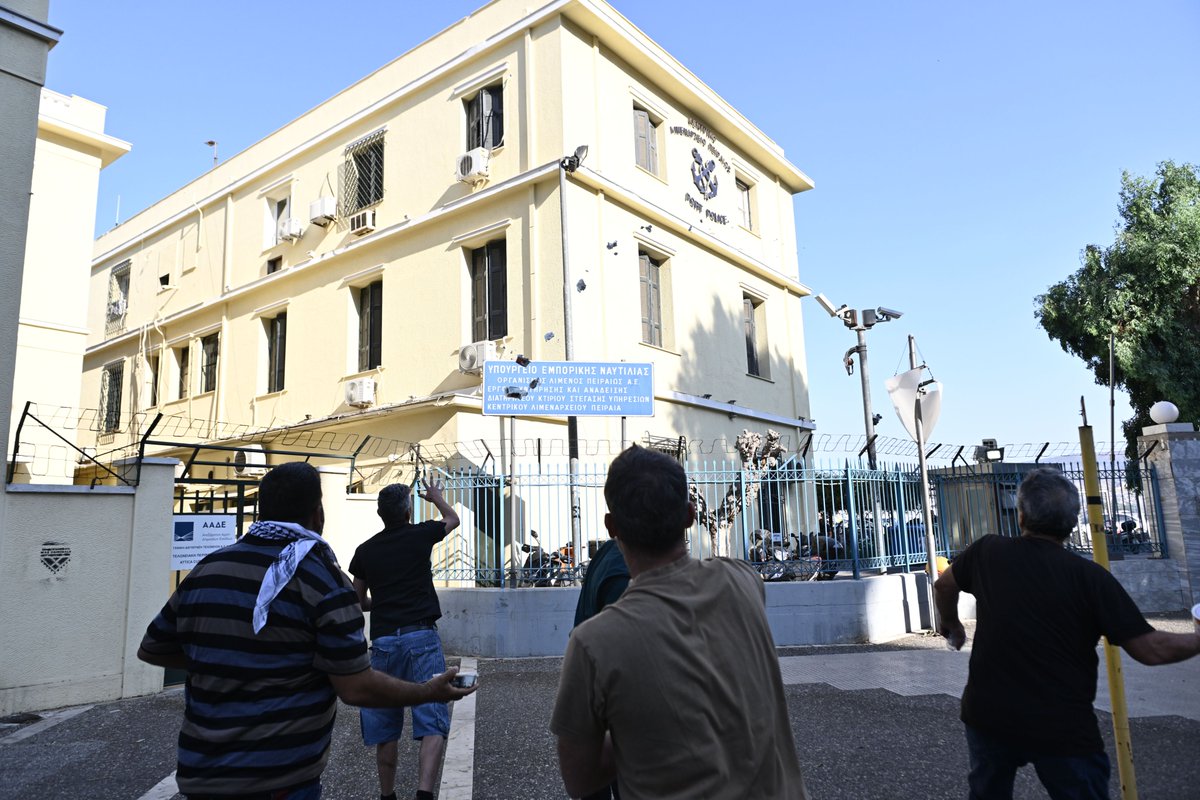 📌Με κεσεδάκια γεμάτα τζατζίκι «στόλισαν» το λιμεναρχείο οι διαδηλωτές καλώντας την κυβέρνηση να κεράσει με αυτά τους προσκεκλημένους της Ισραηλινούς στρατιώτες που μακελεύουν τον λαό της Παλαιστίνης.
🔴«Έχουμε δώσει ξεκάθαρο μήνυμα πως είναι ανεπιθύμητοι οι Ισραηλινοί φονιάδες»,