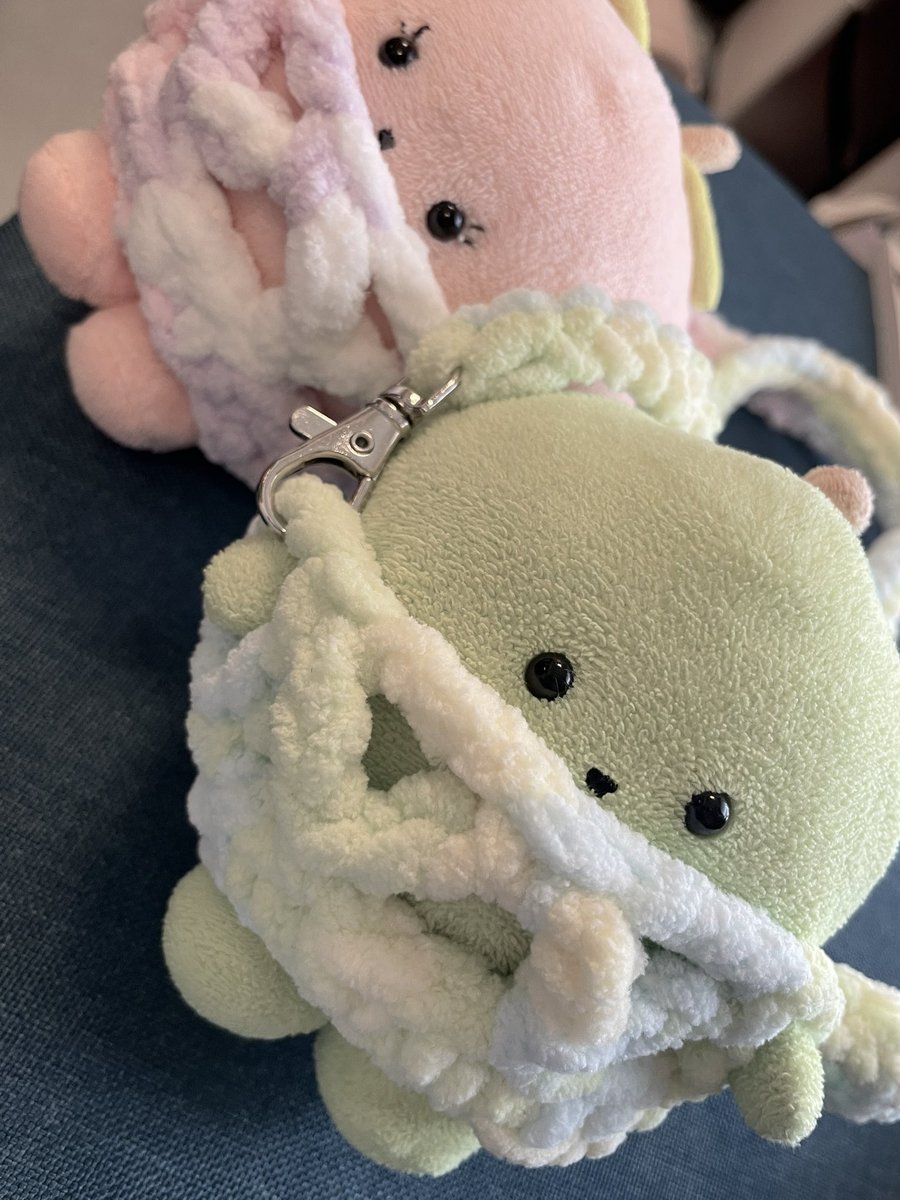 ketomin's tweet photo. 子が持ち歩くぬい、おでかけのときバッグからだと出しにくそうで、ペットボトルホルダーに詰め込もうとしてたのを見かねて専用ぬいホルダーをつくった https://t.co/DdAgJFKdMd