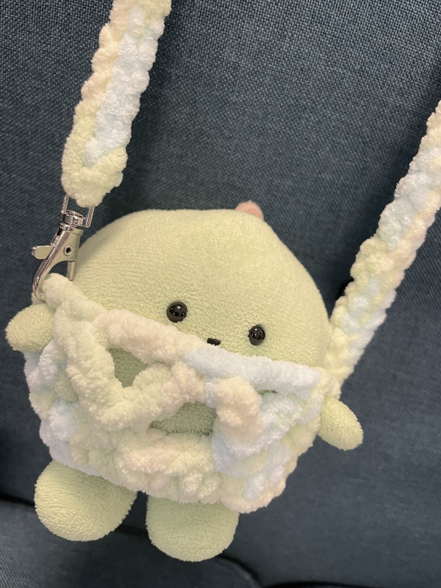 ketomin's tweet photo. 子が持ち歩くぬい、おでかけのときバッグからだと出しにくそうで、ペットボトルホルダーに詰め込もうとしてたのを見かねて専用ぬいホルダーをつくった https://t.co/DdAgJFKdMd