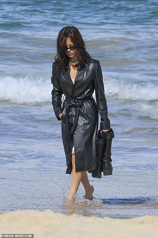 how it feels being goth in the summertime