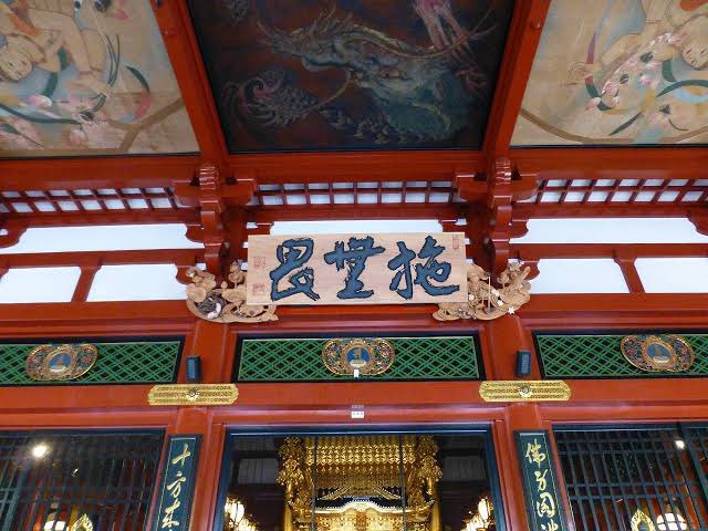 带了好几次旅游的朋友来浅草寺，正堂这个牌匾大家众说纷纭，之前有朋友说这是“拖丰衣”，今天的朋友说是“拖富农”，我说你把观音菩萨阶级成分想得太悲观了，怎么可能只拖富农不拖贫农。