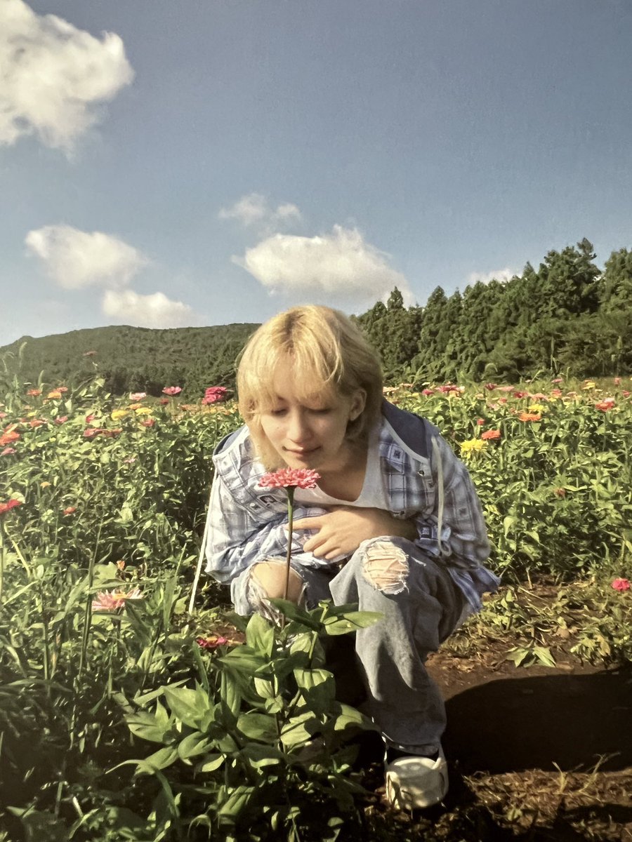 마눌라 이런 사진 지갑에 넣어두는 아저씨들 부부동반 저녁 모임 끝나면 주위 부부들이 어매 언제까지 신혼이냐고 놀려도 손 꼭 잡고 감