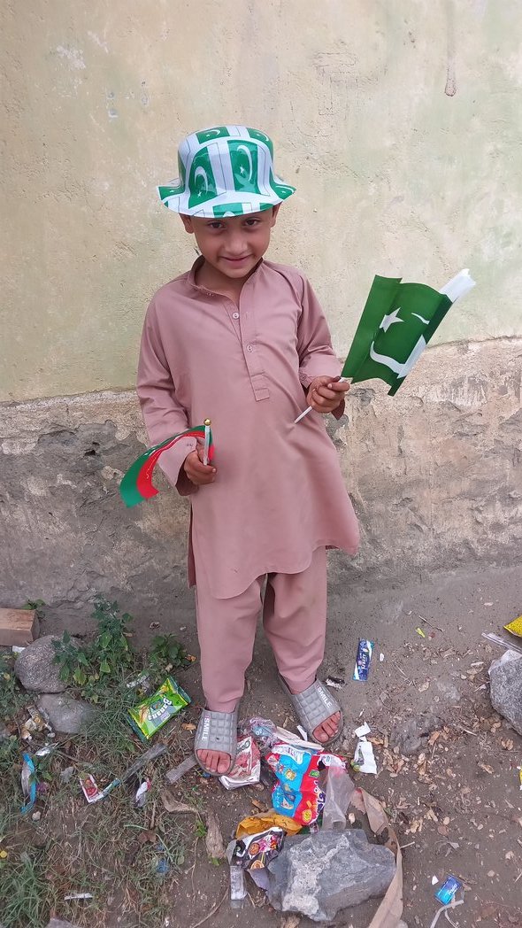 Muhammadali704's tweet image. جشن آزادی مبارک پاکستانیوں 
بہادر بچا ❤️
#جشن_آزادی
