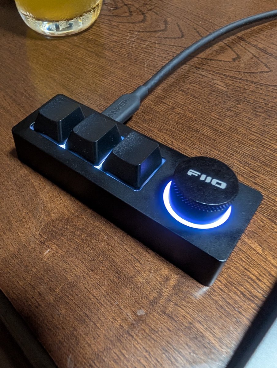 左手デバイスとしてFiiO KB1Kを買ってみたところ、とても快適！
こんなにちっちゃいけれど、5階層のレイヤーごとにキーの割り当てが可能で、結構色んなことができる。
ボリュームコントロールにマウススクロールを設定できるので、ブラウジングが非常に快適に。
ミニマルなデザインも👍