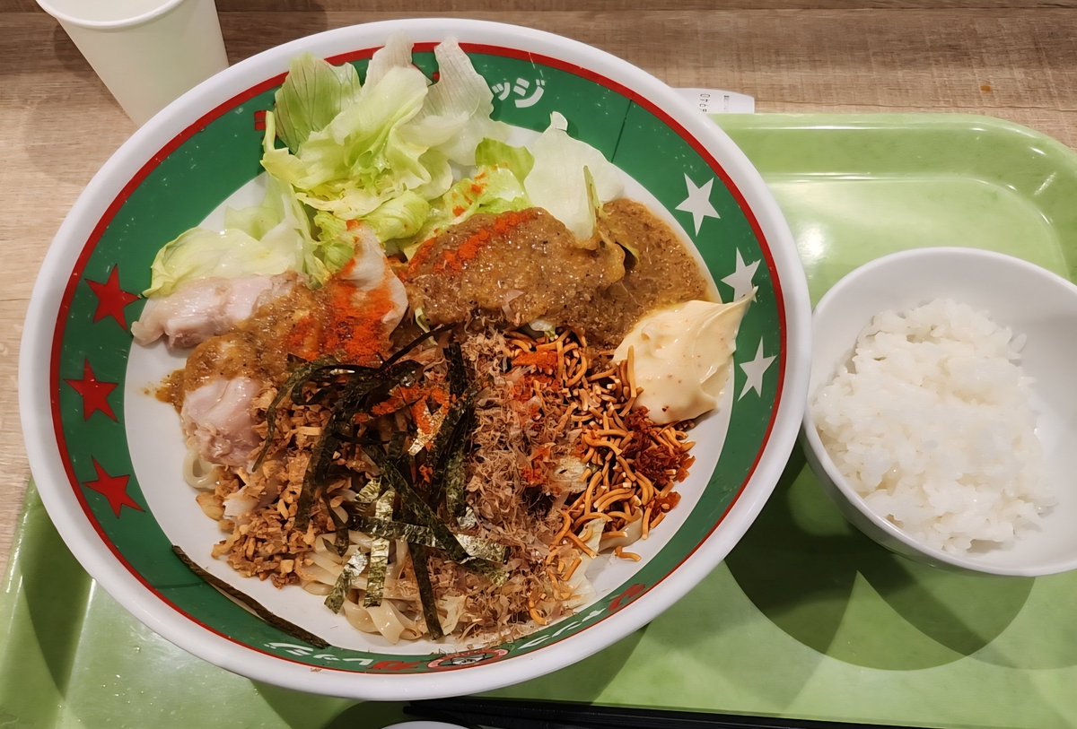 zenmasikun's tweet photo. 2025/8/14  ジャンクガレッジ(カインズ 朝霞店)
【注文&amp;コール】冷やしまぜそば 並「ニンニク抜き他全マシ」+一味+半ラ��ス
味は酸味強めで食欲を刺激されて食べてる最中もお腹が空く感じ🐷麺もしっかりしまってて夏バテがぶっとぶ旨さだった😋ただ40代で「…心が22歳以下なんで…ﾎﾞｿｯ」は恥ずい💦 https://t.co/2p4vOKjT8g