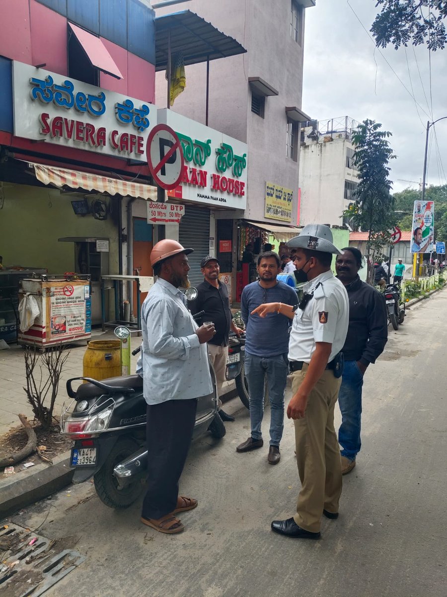 #TrafficAwerness 
ಈ ದಿನ ಶಿವಾಜಿನಗರ ಸಂಚಾರ ಪೊಲೀಸ್ ಠಾಣೆಯ ಸಿಬ್ಬಂದಿಯವರು ಠಾಣಾ ಸರಹದ್ದಿನಲ್ಲಿ ದ್ವಿ ಚಕ್ರ ವಾಹನ ಸವಾರರಿಗೆ ನೋ ಪಾರ್ಕಿಂಗ್ ಬೊರ್ಡ್ ಇರುವ ಕಡಗೆ ಯಾವುದೇ ವಾಹನಗಳನ್ನು ನಿಲ್ಲಿಸದಂತೆ ಸೂಕ್ತ ತಿಳುವಳಿಕೆ ನೀಡಲಾಯಿತು..