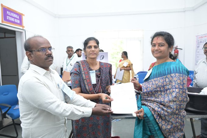 Everest_News7's tweet image. జగన్ అడ్డాలో టీడీపీ ఘన విజయం..  

గెలుపు అనంతరం ధృవీకరణ పత్రం అందుకున్న టీడీపీ అభ్యర్థి లతారెడ్డి  

మొత్తం ఓట్లు 10601 మొత్తం 
పోలైన ఓట్లు 7800 
టీడీపీకి వచ్చిన ఓట్లు 6716 
వైసీపీకి వచ్చిన ఓట్లు 683 
కాంగ్రెస్ 104 
మెజారిటీ  6033  
#Pulivendula #TDPwin #lathareddy #andhrapradesh