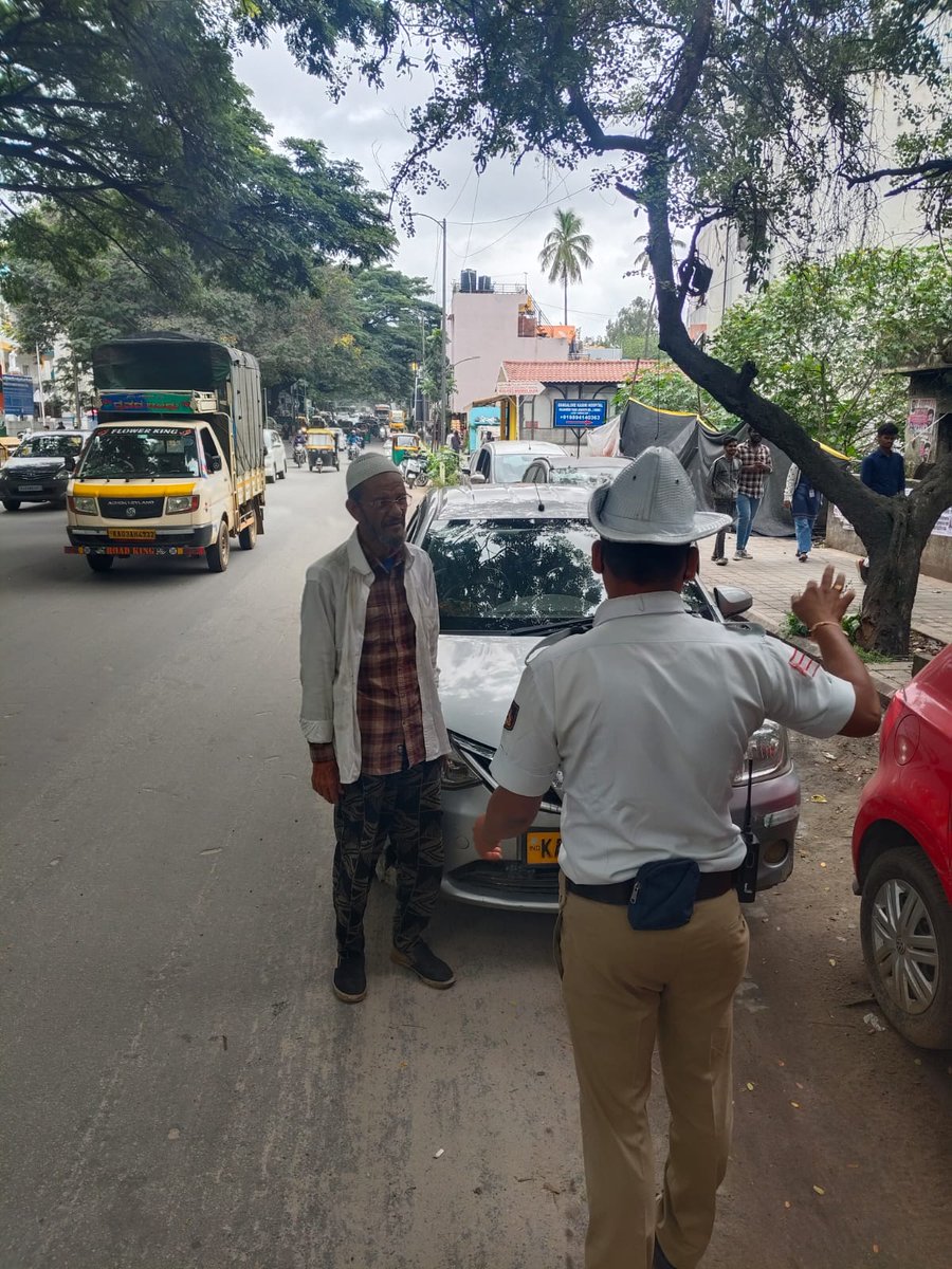 #TrafficAwerness 
ಈ ದಿನ ಶಿವಾಜಿನಗರ ಸಂಚಾರ ಪೊಲೀಸ್ ಠಾಣೆಯ ಸಿಬ್ಬಂದಿಯವರು ಠಾಣಾ ಸರಹದ್ದಿನಲ್ಲಿ ಕ್ಯಾಬ್ ಚಾಲಕರಿಗೆ ಡಬಲ್ ಪಾರ್ಕಿಂಗ್ ಮಾಡದಂತೆ ಸೂಕ್ತ ತಿಳುವಳಿಕೆ ನೀಡಲಾಯಿತು..