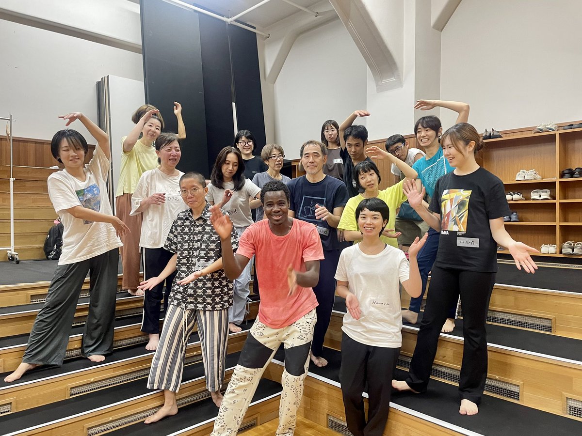 Kyoto_IDF's tweet photo. ✨💐 group photo 🎉✨
E ビギナークラス　アラン・シナンジャ
【AFRICAN DANCE, WHAT IS IT？】
「アフリカンダンス」と言ってもアフリカは広い。時代も変わる。そのことをダンスと言葉でたくさん伝えてくれました。楽しいリズムとダンスで今年のサラダボウルクラスがスタート！
((写真は踊って撮影)) https://t.co/cvGiwRmlp4